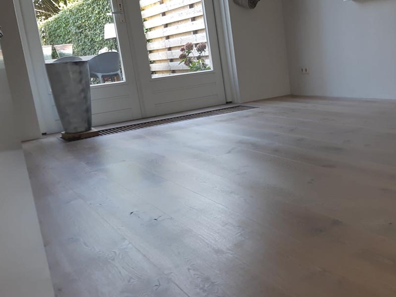 Houten vloer schuren in Delfzijl
